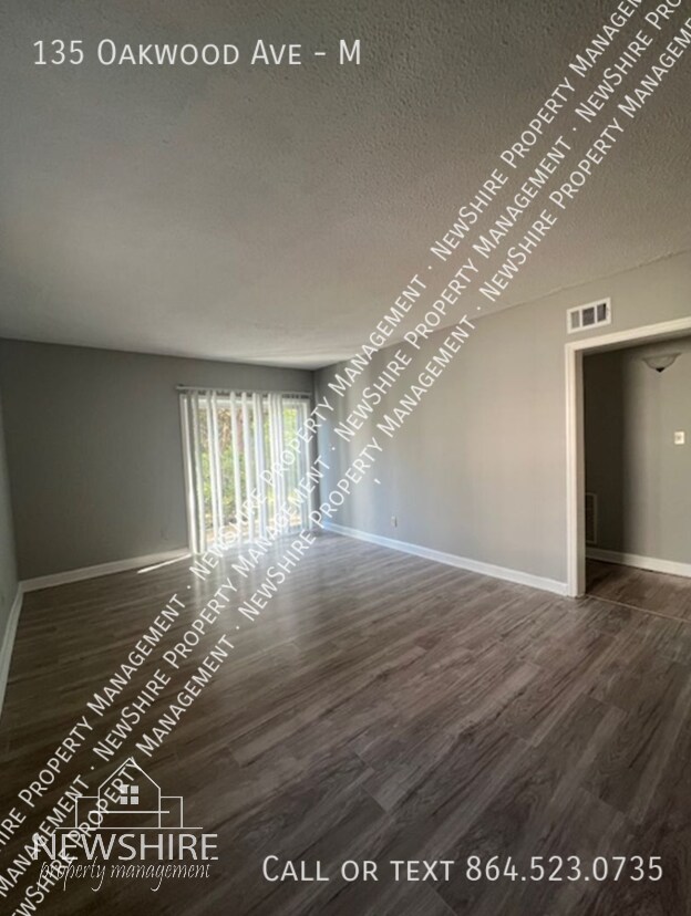 Foto del edificio - 135 Oakwood Ave