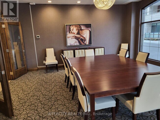 Photo du bâtiment - 205 Lakeshore Rd W