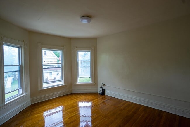 Building Photo - AVAILABLE 7/1/26 - Charming Second Floor A...