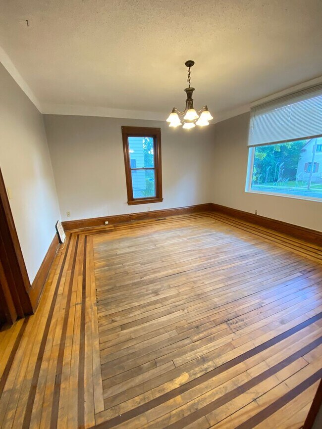 Foto del edificio - 4 Bdr/2Bath Spacious Home Available