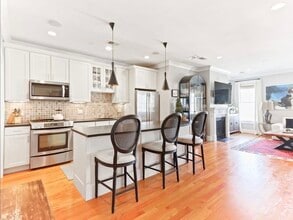 Building Photo - 525 E 7th St