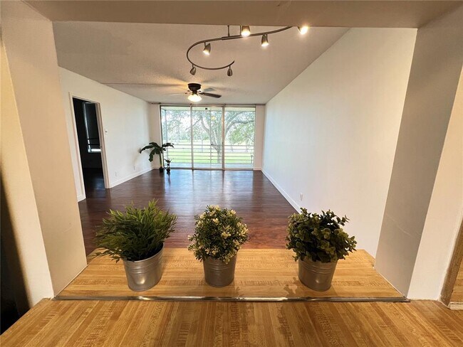 Foto del edificio - 8380 Sands Point Blvd