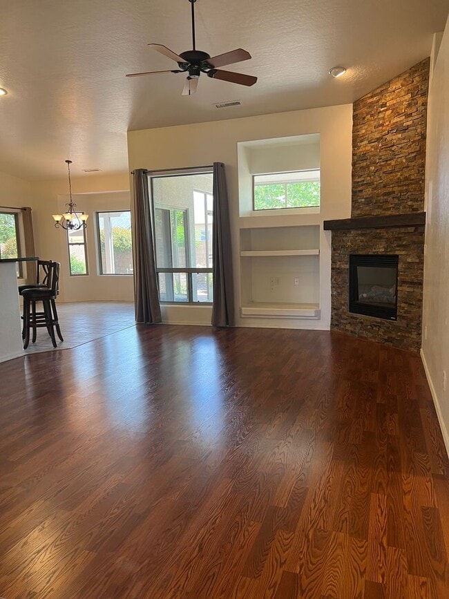 Building Photo - 3 Bedroom + Office and 3 Car Garage in Gra...