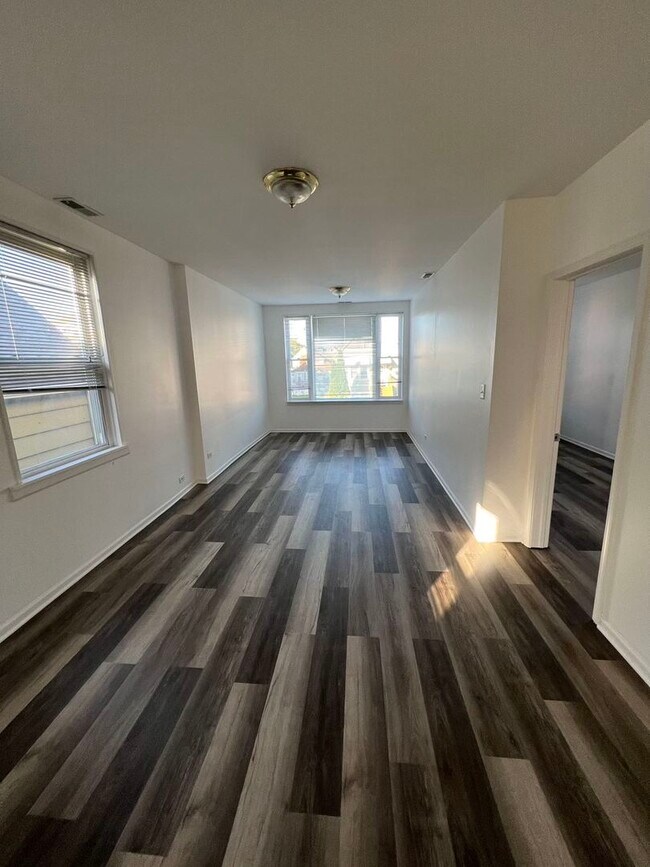 Building Photo - 4533 S Richmond St