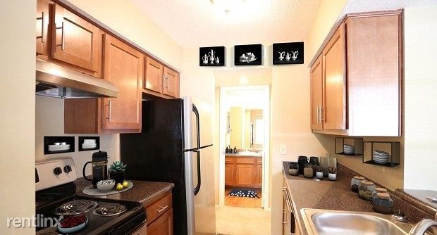 Building Photo - 2150 Bentwood Cir