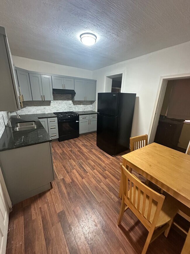 Building Photo - 2 Bedroom, 1 Bath Rowhome available today!