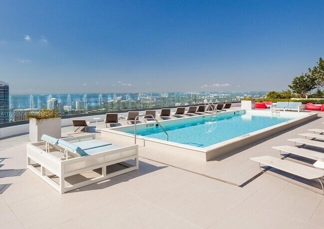 Foto del edificio - 45 SW 9th St