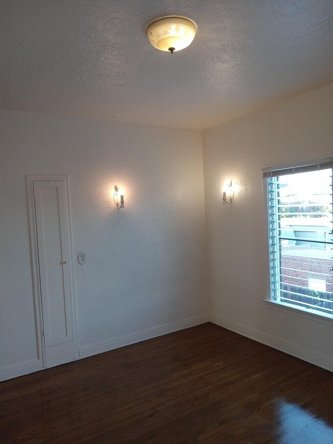 Building Photo - 2112 Earl Ave