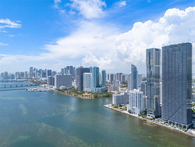 Foto del edificio - 700 NE 24th St