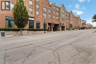 Building Photo - 221 Robinson St
