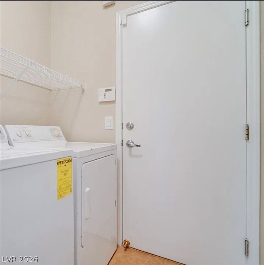 Foto del edificio - 2406 Paveene Ave