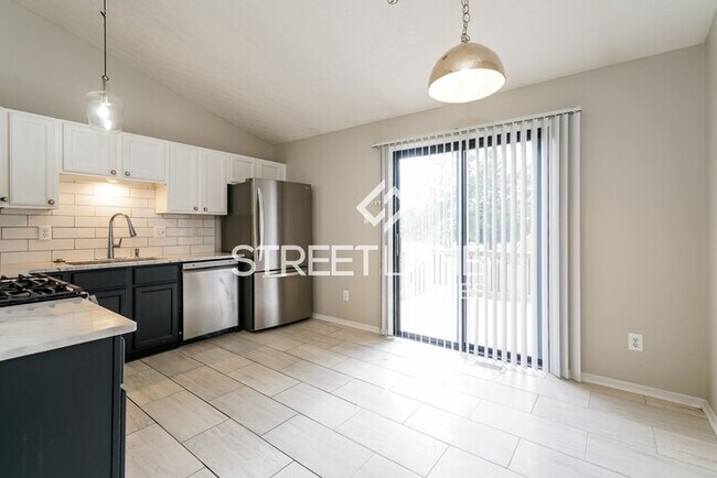 Building Photo - REDUCED!