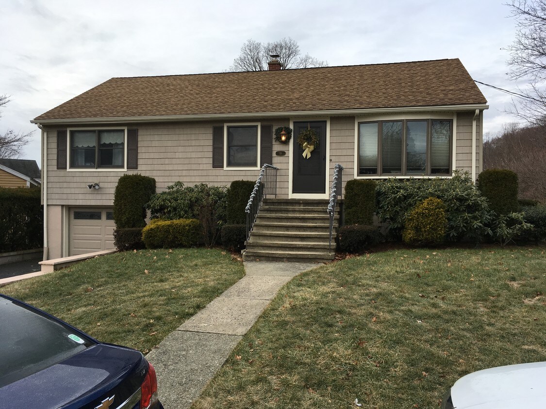 10 Crestview Dr, Bridgeport, CT 06606 House Rental in Bridgeport, CT