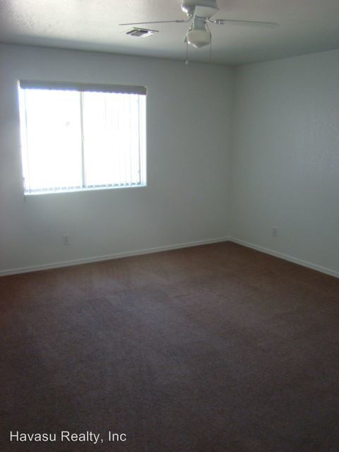 Building Photo - 2371 Shorewood Dr