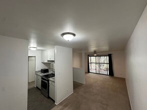 Building Photo - 2955 Lakeside Dr
