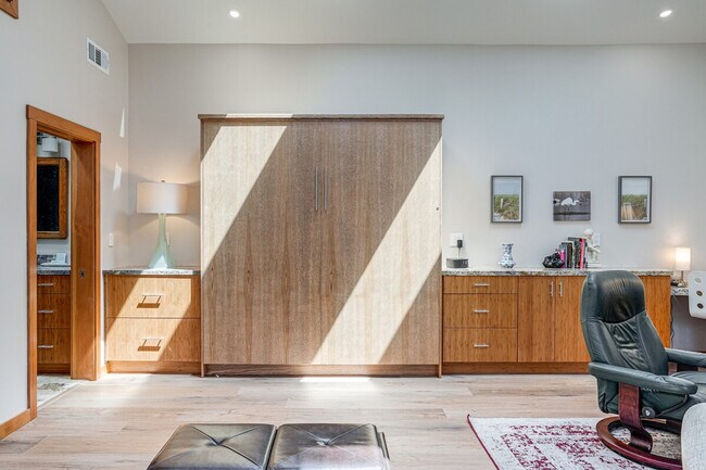 Building Photo - 2822 Van Buren St