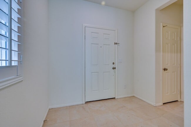 Foto del edificio - Green Valley!! Gated!! 4 Bedrooms!! Bed & Bath Downstairs!!  TANKLESS WATER HEATER!!! Covered pat...