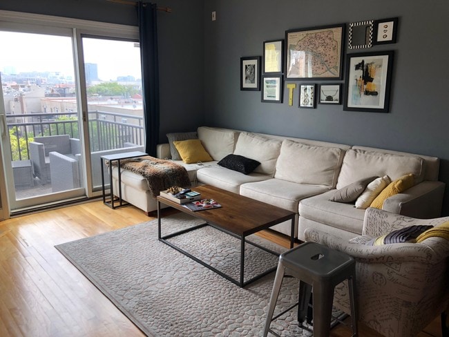 Spacious living area - 437 W North Ave