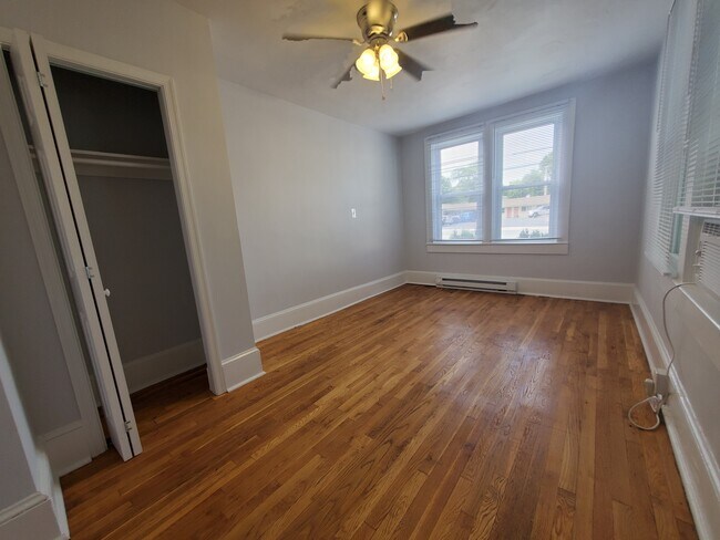 Building Photo - 1127 N Royal Ave