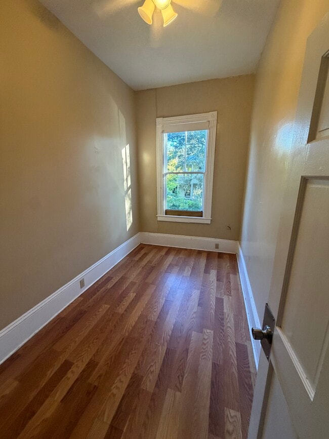 Building Photo - 518 E Waldburg St