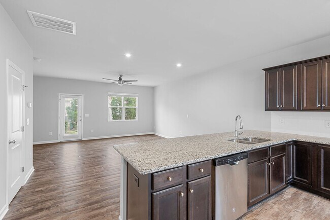 Foto del edificio - Modern 3-Bedroom Townhome in North Raleigh