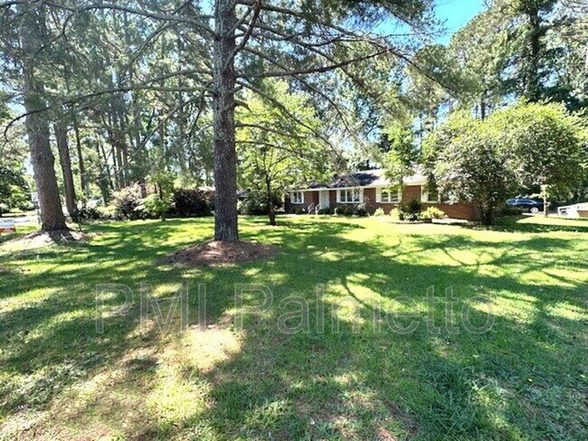 Foto del edificio - 529 Skyland Dr