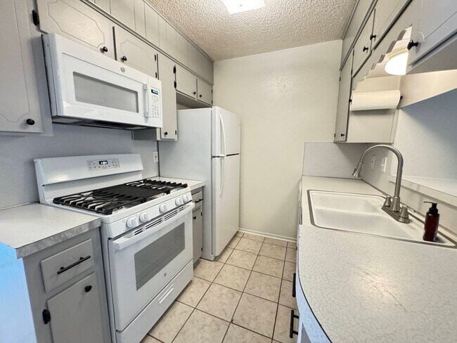 Foto del edificio - 2206 Silverway Dr