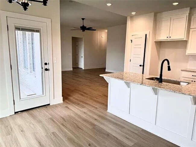 Building Photo - 941 Round Top St