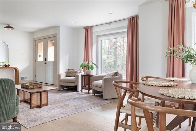 Foto del edificio - 4386 Lakewood Dr