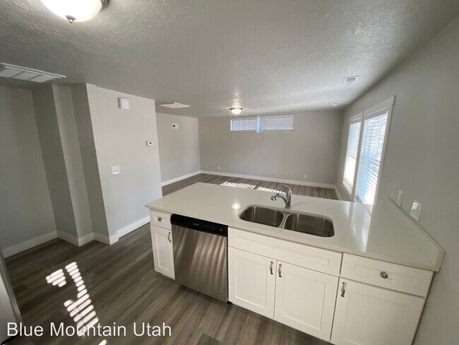 Building Photo - 2 br, 1 bath House - 1292 E 5600 S