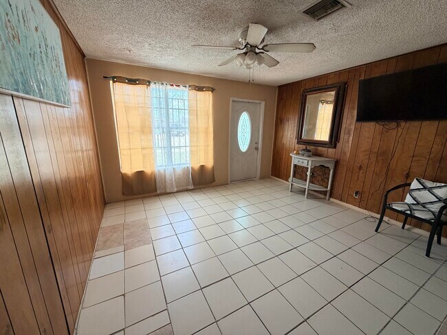 Foto del edificio - 2033 Longwood Rd