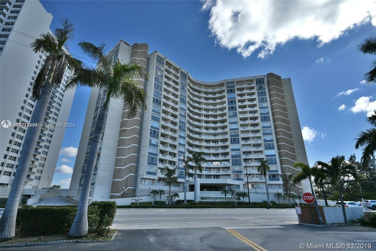 Foto principal - 3180 S Ocean Dr