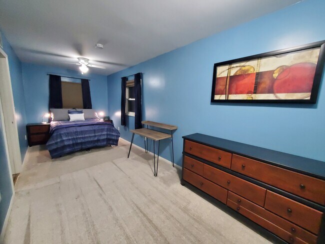 Habitación grande con escritorio y tocador. - Quiet Furnished 1BR Near EMU, U-M & Hospitals