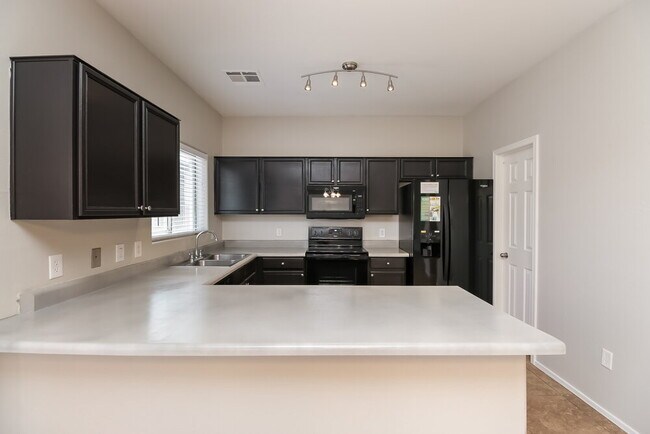 Foto del edificio - 6055 W Jones Ave