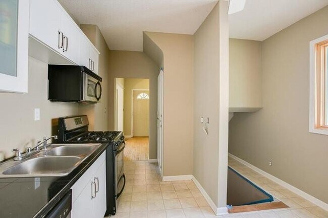 Building Photo - 6 Bdrm/2 Bath In Como w/ Off-street parking