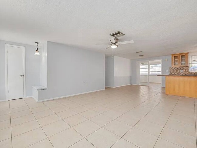 Building Photo - 4841 Flora Ave