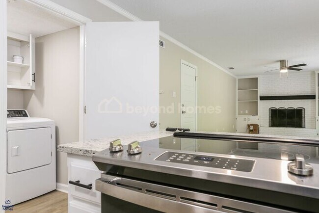 Foto del edificio - Recently renovated and highly desirable 4 bedroom / 2.5 bath home with 2,028 sq ft of space!