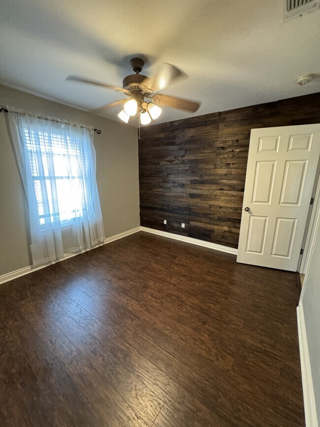 Foto del edificio - 6808 Cameron Ln