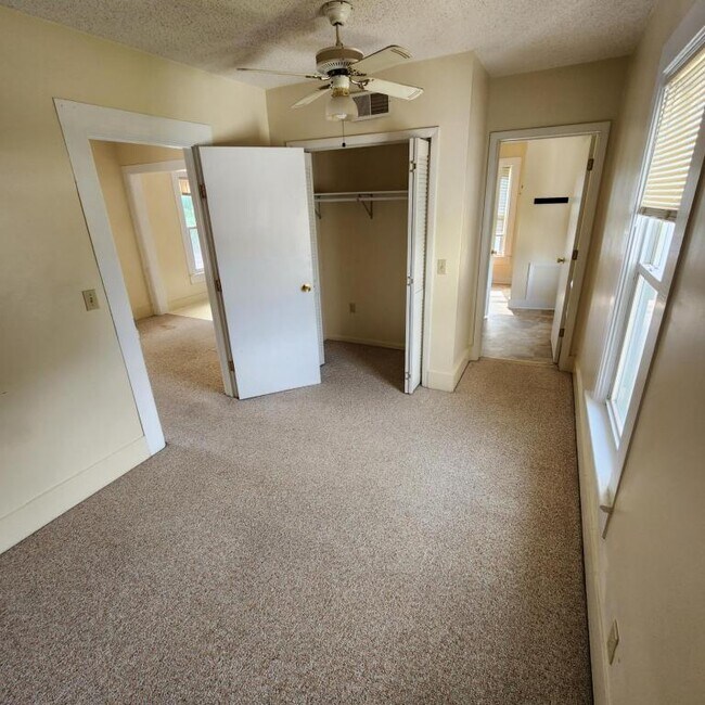 Foto del edificio - 307 S Division Ave