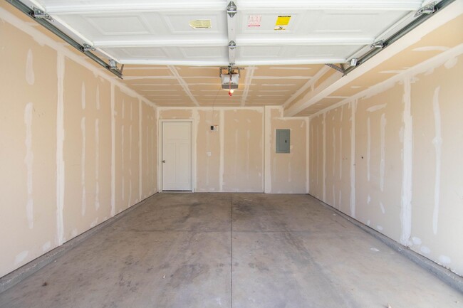 Building Photo - Beautiful 3-Story Townhomes in Tucker's Ro...