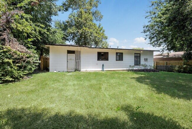 Foto del edificio - 418 Saratoga Dr