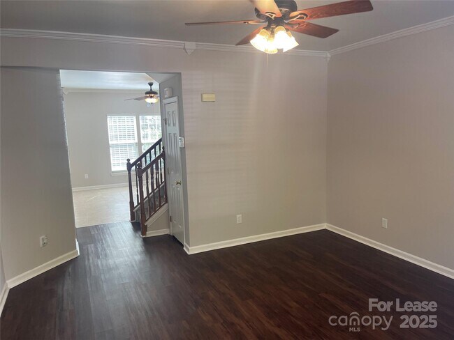 Foto del edificio - 5044 Parkview Way