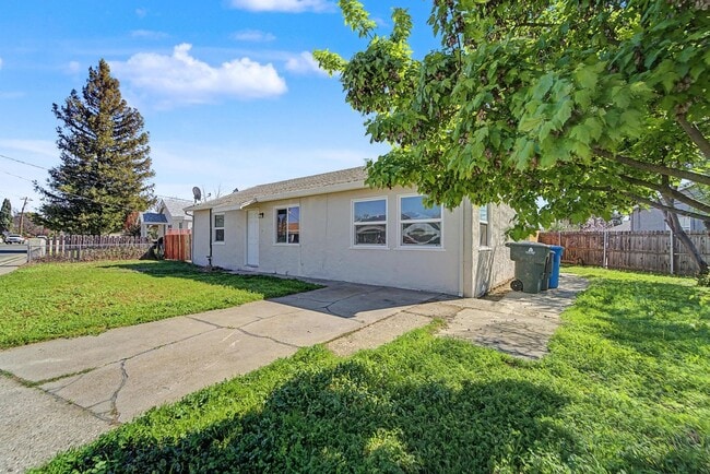 Building Photo - Beautifully Remodeled 3-Bedroom Home with Modern Upgrades