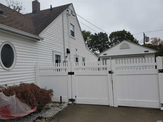 Building Photo - 63 Carnation Rd