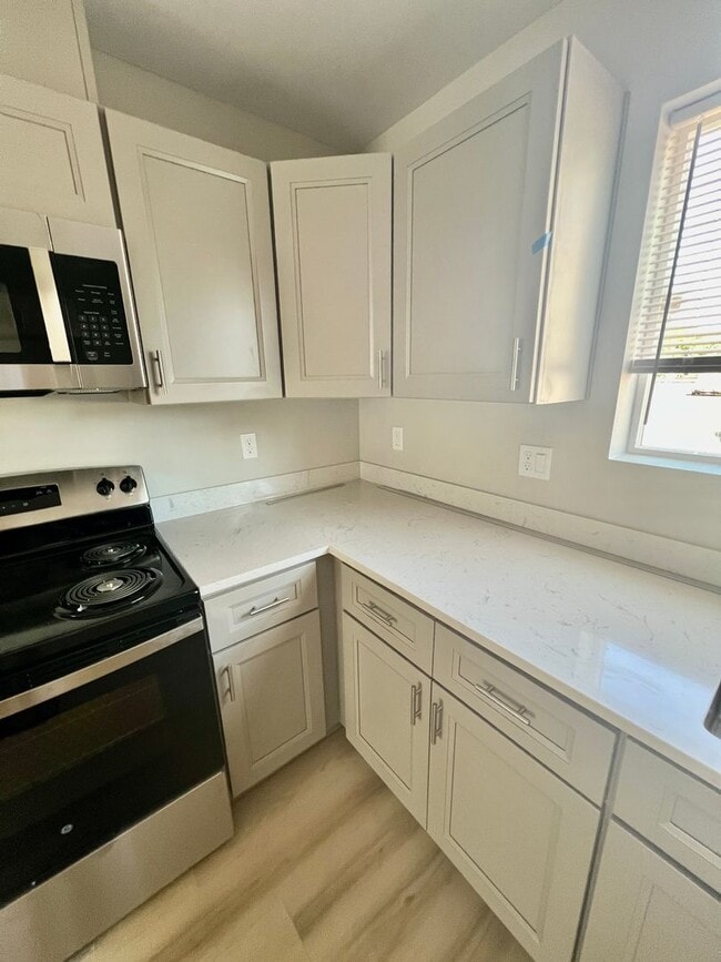 Building Photo - Beautiful 3 bed 2.5 bath Duplex Conveniently Located In Lebanon!