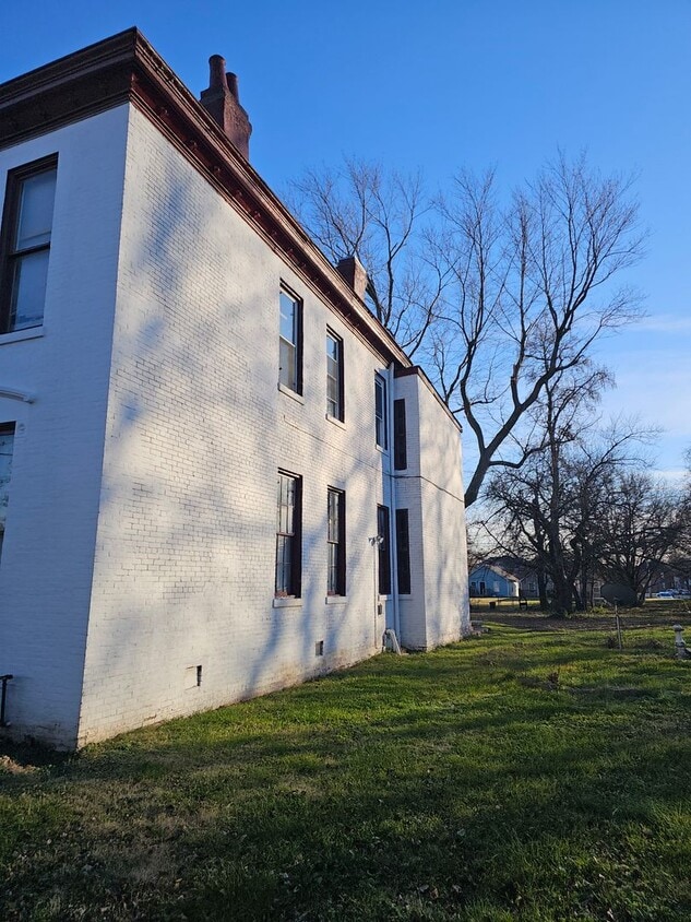 Building Photo - Spacious House that can be a duplex