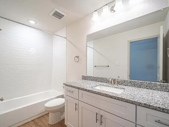 Foto del edificio - 3 Bedroom Townhome in San Antonio