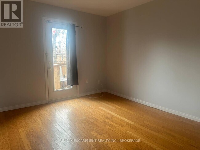 Photo du bâtiment - 64 Gage Ave S