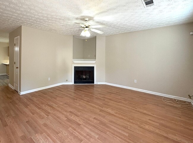 Building Photo - Spacious Townhouse with Convenient Location