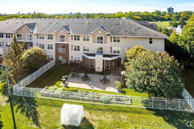 Patio trasero - Arbor Pointe Senior Apartments